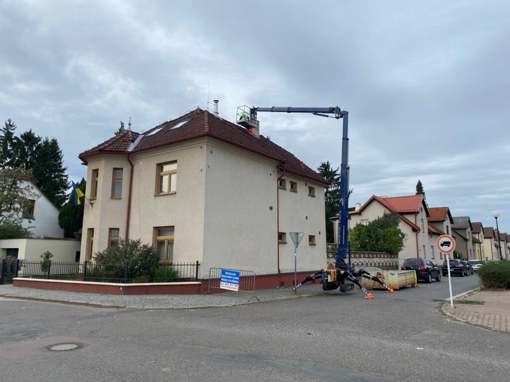 oprava střechy, práce z plošiny