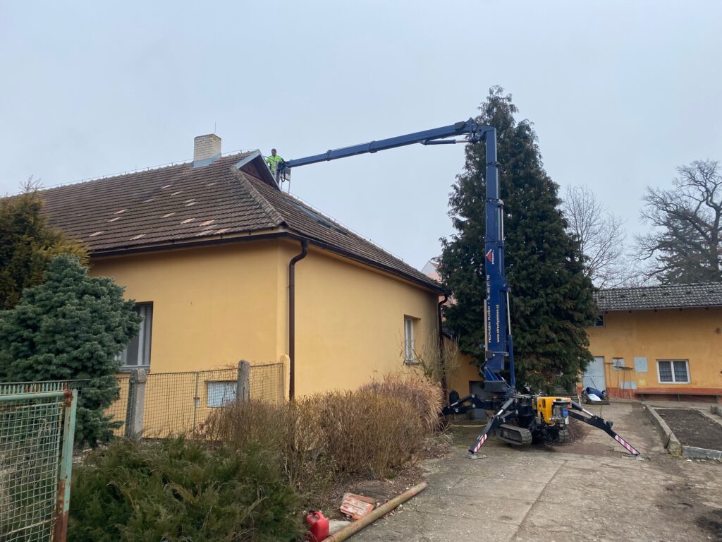 oprava střechy z pracovní plošiny